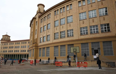 Este sábado, 10 de abril, se ha abierto como centro de vacunación contra el Covid-19 el antiguo Colegio de Maristas, en Pamplona. Se trata de un espacio muy amplio con una importante capacidad para la administración de vacunas. Esta instalación se une a las ya utilizadas con este fin en la comarca de Pamplona, el polideportivo de la UPNA y Forem,