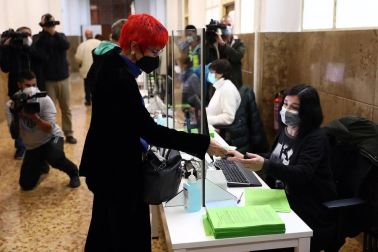Este sábado, 10 de abril, se ha abierto como centro de vacunación contra el Covid-19 el antiguo Colegio de Maristas, en Pamplona. Se trata de un espacio muy amplio con una importante capacidad para la administración de vacunas. Esta instalación se une a las ya utilizadas con este fin en la comarca de Pamplona, el polideportivo de la UPNA y Forem,