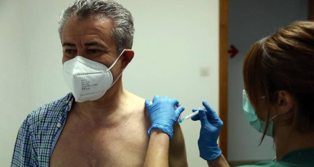 Este sábado, 10 de abril, se ha abierto como centro de vacunación contra el Covid-19 el antiguo Colegio de Maristas, en Pamplona. Se trata de un espacio muy amplio con una importante capacidad para la administración de vacunas. Esta instalación se une a las ya utilizadas con este fin en la comarca de Pamplona, el polideportivo de la UPNA y Forem,