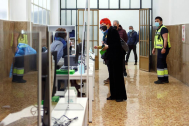 Este sábado, 10 de abril, se ha abierto como centro de vacunación contra el Covid-19 el antiguo Colegio de Maristas, en Pamplona. Se trata de un espacio muy amplio con una importante capacidad para la administración de vacunas. Esta instalación se une a las ya utilizadas con este fin en la comarca de Pamplona, el polideportivo de la UPNA y Forem,