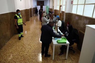 Este sábado, 10 de abril, se abre como centro de vacunación contra el Covid-19 el antiguo Colegio de Maristas, en Pamplona. Se trata de un espacio muy amplio con una importante capacidad para la administración de vacunas. Esta instalación se une a las ya utilizadas con este fin en la comarca de Pamplona, el polideportivo de la UPNA y Forem,