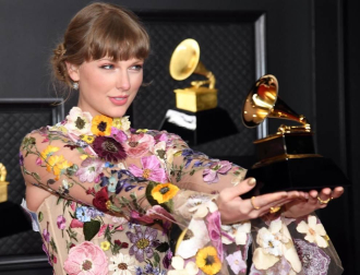Los Grammy evitaron recrear una gala de grandes dimensiones y apostaron por reinventarse con un formato reducido que cedió todo el protagonismo a la música.
