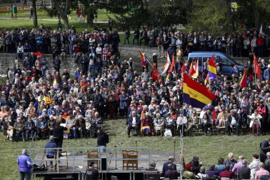 Imágenes del acto celebrado en la Vuelta del Castillo de Pamplona con motivo de la conmemoración de la instauración de la II República.