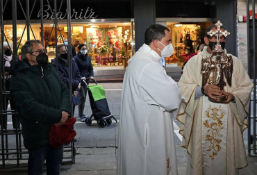 Segundo Lunes de Pascua y el Ángel de Aralar recaló en Pamplona tras el paréntesis del año pasado por la amenaza de la pandemia. Suspendido el ritual en la Taconera, se fundió en un abrazo con el 'Angelico' de la Meca en San Nicolás