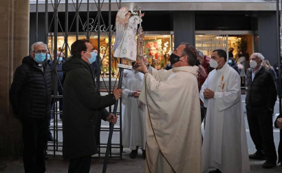 Segundo Lunes de Pascua y el Ángel de Aralar recaló en Pamplona tras el paréntesis del año pasado por la amenaza de la pandemia. Suspendido el ritual en la Taconera, se fundió en un abrazo con el 'Angelico' de la Meca en San Nicolás
