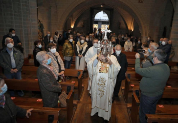 Segundo Lunes de Pascua y el Ángel de Aralar recaló en Pamplona tras el paréntesis del año pasado por la amenaza de la pandemia. Suspendido el ritual en la Taconera, se fundió en un abrazo con el 'Angelico' de la Meca en San Nicolás