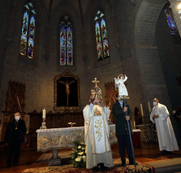 Segundo Lunes de Pascua y el Ángel de Aralar recaló en Pamplona tras el paréntesis del año pasado por la amenaza de la pandemia. Suspendido el ritual en la Taconera, se fundió en un abrazo con el 'Angelico' de la Meca en San Nicolás