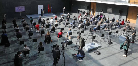 El acto se ha celebrado en el Parlamento de Navarra, donde la entidad ha recibido el reconocimiento de las instituciones navarras