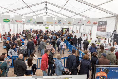 Cientos de personas disfrutaron de los platos preparados por 13 peñas y sociedades a precios populares