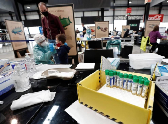 Imágenes de este lunes 19 de octubre de las pruebas PCR realizadas en Refena