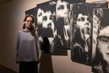 La artista, Premio Nacional de Fotografía 2020, inaugura 'Pasado y presente, la memoria y su construcción', una exposición que recoge sus trabajos desde los años 90 hasta la actualidad