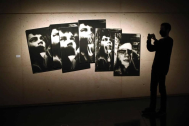 La artista, Premio Nacional de Fotografía 2020, inaugura 'Pasado y presente, la memoria y su construcción', una exposición que recoge sus trabajos desde los años 90 hasta la actualidad