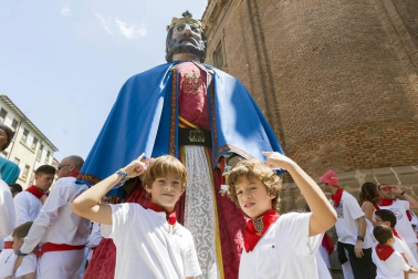 Cientos de niños se dieron cita en la plaza Vieja para despedir a la Comparsa de Gigantes de Tudela con besos y aplausos hasta las próximas fiestas.