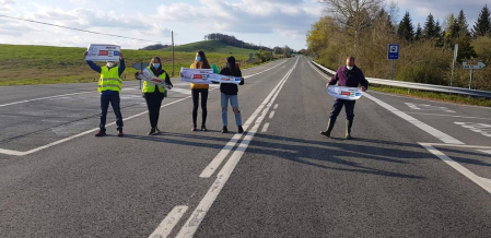 Varios alcaldes y vecinos de diez localidades afectadas por el tráfico de camiones en la N-121-A protestaron este viernes, 16 de abril, con pancartas y cortes en el trazado de la vía.