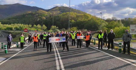Varios alcaldes y vecinos de diez localidades afectadas por el tráfico de camiones en la N-121-A protestaron este viernes, 16 de abril, con pancartas y cortes en el trazado de la vía.