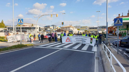 Varios alcaldes y vecinos de diez localidades afectadas por el tráfico de camiones en la N-121-A protestaron este viernes, 16 de abril, con pancartas y cortes en el trazado de la vía.