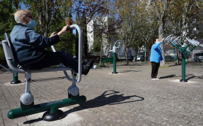 Las nuevas máquinas y la limpieza que ha hecho el Ayuntamiento de Pamplona en los seis circuitos al aire libre ha alegrado a los usuarios habituales que los veían muy desmejorados