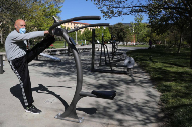 Las nuevas máquinas y la limpieza que ha hecho el Ayuntamiento de Pamplona en los seis circuitos al aire libre ha alegrado a los usuarios habituales que los veían muy desmejorados