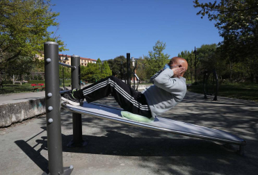 Las nuevas máquinas y la limpieza que ha hecho el Ayuntamiento de Pamplona en los seis circuitos al aire libre ha alegrado a los usuarios habituales que los veían muy desmejorados