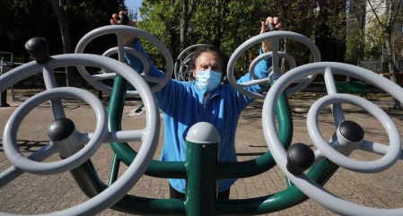 Las nuevas máquinas y la limpieza que ha hecho el Ayuntamiento de Pamplona en los seis circuitos al aire libre ha alegrado a los usuarios habituales que los veían muy desmejorados