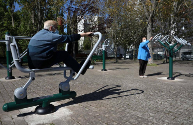 Las nuevas máquinas y la limpieza que ha hecho el Ayuntamiento de Pamplona en los seis circuitos al aire libre ha alegrado a los usuarios habituales que los veían muy desmejorados