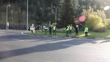 Vídeo de protestas en Arre contra el tráfico de camiones en la N-121-A
