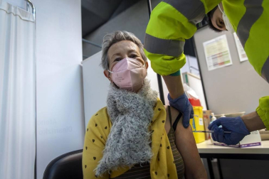 Fotos de la vacunación en el frontón de la UPNA el jueves.