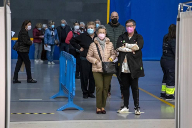 Fotos de la vacunación en el frontón de la UPNA el jueves.