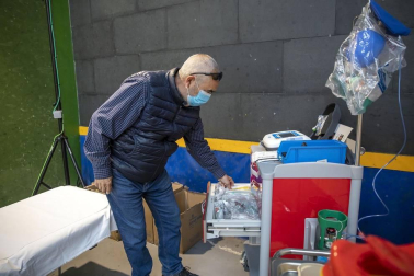 Fotos de la vacunación en el frontón de la UPNA el jueves.