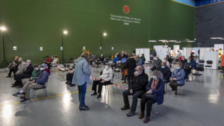 Fotos de la vacunación en el frontón de la UPNA el jueves.