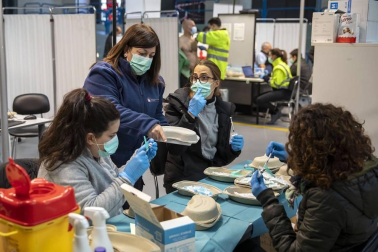 Fotos de la vacunación en el frontón de la UPNA el jueves.