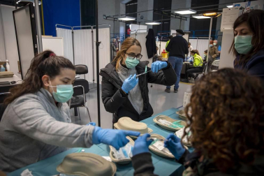 Fotos de la vacunación en el frontón de la UPNA el jueves.
