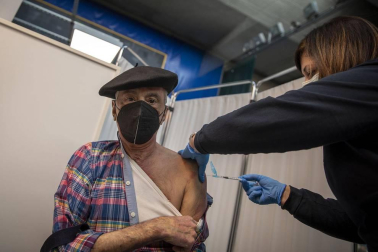 Fotos de la vacunación en el frontón de la UPNA el jueves.