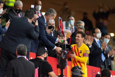 El FC Barcelona goleó (0-4) al Athletic Club este sábado en la final de la Copa del Rey celebrada en el Estadio de La Cartuja, una lucha sin rival para los azulgrana que salen campeones dos años después gracias al gran despliegue que lideraron Messi y De Jong.