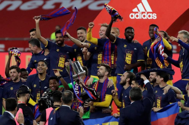 El FC Barcelona goleó (0-4) al Athletic Club este sábado en la final de la Copa del Rey celebrada en el Estadio de La Cartuja, una lucha sin rival para los azulgrana que salen campeones dos años después gracias al gran despliegue que lideraron Messi y De Jong.
