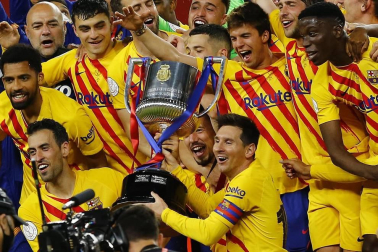 El FC Barcelona goleó (0-4) al Athletic Club este sábado en la final de la Copa del Rey celebrada en el Estadio de La Cartuja, una lucha sin rival para los azulgrana que salen campeones dos años después gracias al gran despliegue que lideraron Messi y De Jong.