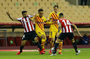 El FC Barcelona goleó (0-4) al Athletic Club este sábado en la final de la Copa del Rey celebrada en el Estadio de La Cartuja, una lucha sin rival para los azulgrana que salen campeones dos años después gracias al gran despliegue que lideraron Messi y De Jong.
