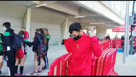 García Bragado se coloca el pañuelico rojo que le han regalado en Pamplona