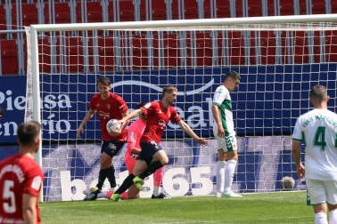 Imágenes del partido Osasuna-Elche disputado en El Sadar.