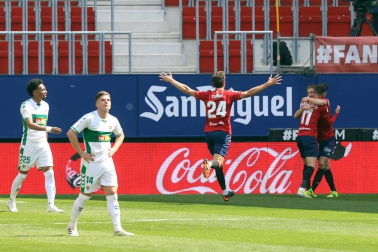 Imágenes del partido Osasuna-Elche disputado en El Sadar.