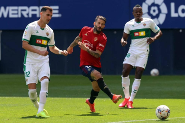 Imágenes del partido Osasuna-Elche disputado en El Sadar.