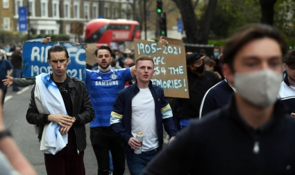 Más de 1.000 aficionados del Chelsea se reunieron en los aledaños del campo para pedir la retirada del equipo inglés de la Superliga