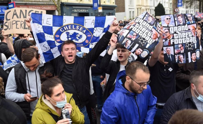 Más de 1.000 aficionados del Chelsea se reunieron en los aledaños del campo para pedir la retirada del equipo inglés de la Superliga