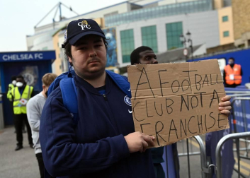 Más de 1.000 aficionados del Chelsea se reunieron en los aledaños del campo para pedir la retirada del equipo inglés de la Superliga