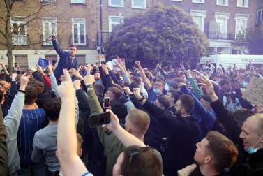 Más de 1.000 aficionados del Chelsea se reunieron en los aledaños del campo para pedir la retirada del equipo inglés de la Superliga