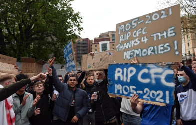 Más de 1.000 aficionados del Chelsea se reunieron en los aledaños del campo para pedir la retirada del equipo inglés de la Superliga