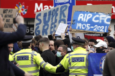 Más de 1.000 aficionados del Chelsea se reunieron en los aledaños del campo para pedir la retirada del equipo inglés de la Superliga