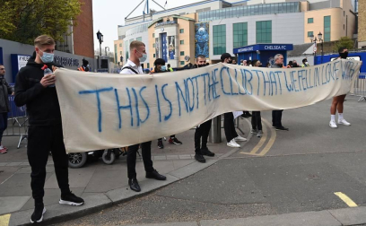 Más de 1.000 aficionados del Chelsea se reunieron en los aledaños del campo para pedir la retirada del equipo inglés de la Superliga