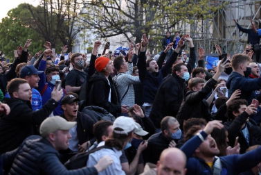 Más de 1.000 aficionados del Chelsea se reunieron en los aledaños del campo para pedir la retirada del equipo inglés de la Superliga