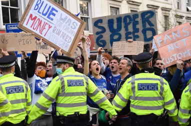 Más de 1.000 aficionados del Chelsea se reunieron en los aledaños del campo para pedir la retirada del equipo inglés de la Superliga